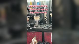 cạnh máy cắt tấm lò xo trên cùng như thế nào?